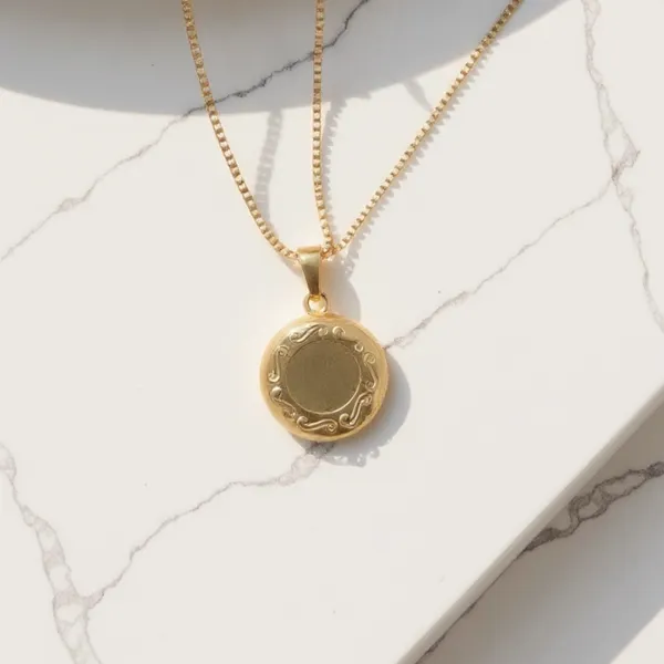 Colar de relicário redondo dourado sobre mármore branco